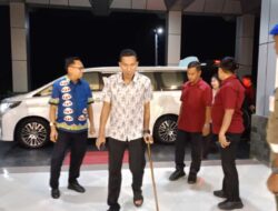 Cedera Saat Main Bola, Pj Gubernur Gunakan Tongkat Saat Berjalan