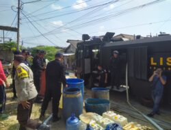 Krisis Air Bersih, Sat Brimob Polda Babel Alirkan 5000 Liter Air Bersih ke Warga Semabung Lama