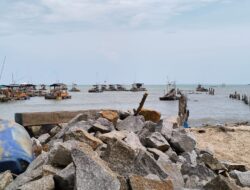 Puluhan Ponton Ganggu Alur Kapal Nelayan di Sampur