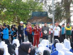 Pj Walikota Lusje Berikan Edukasi kepada Siswa/Siswi saat Gotong Royong Akbar di Pantai Pasir Padi