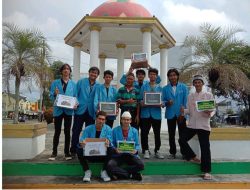 9 Mahasiswa Arsitektur UBB Bantu Pengurus Masjid Haji Bakri dengan Ikut Aksi Donasi