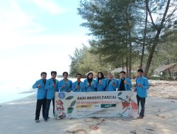 Gelar Aksi Bersih Pantai, Mahasiswa Teknik Pertambangan UBB: Menjaga Kebersihan Pantai itu Penting