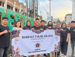 PWI Pokja Pangkalpinang Bagikan Ratusan Paket Takjil Gratis di Jalan Soekarno Hatta