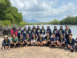 Jaga Ekosistem Sungai, KKN-PPM UGM Tanam 1.200 Mangrove di Bukit Layang
