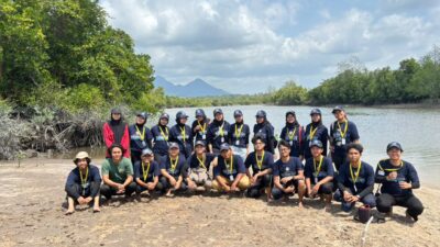 Jaga Ekosistem Sungai, KKN-PPM UGM Tanam 1.200 Mangrove di Bukit Layang